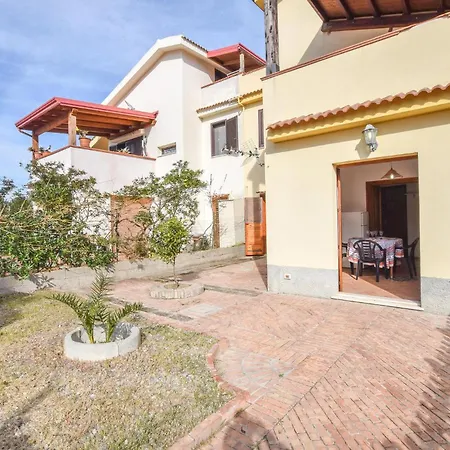 2 Bedroom Cozy In Botricello